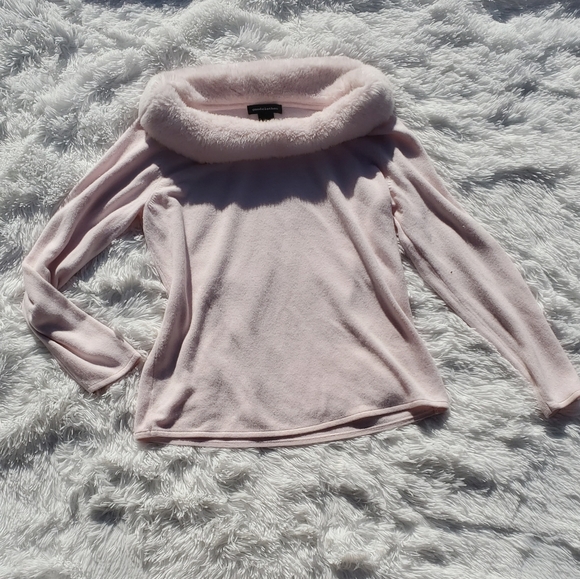 good clothes Tops - Pink faux fur boatneck top / Size Large